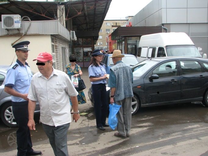 O tânără care s-a oferit să-i care cumpărăturile, a lăsat un bătrân din Brăila fără banii din portofel