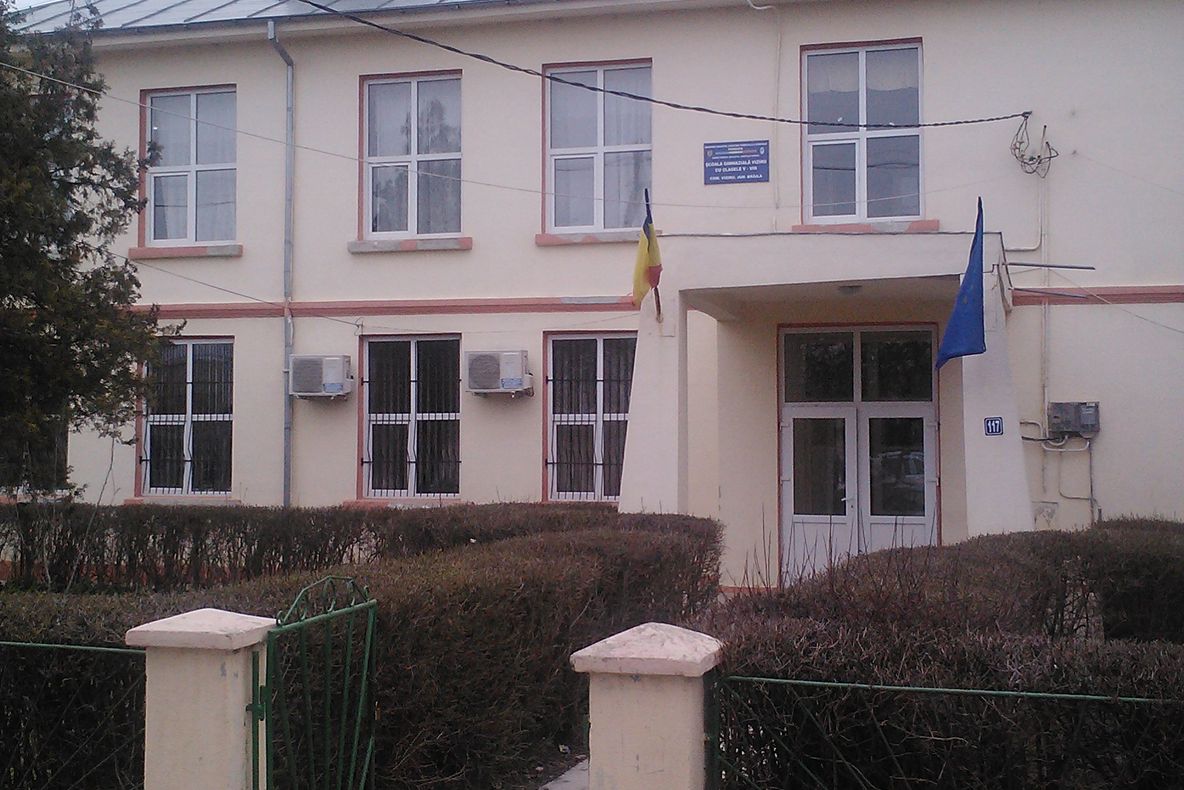 Un bărbat a căzut de pe acoperișul școlii din comuna brăileană Viziru