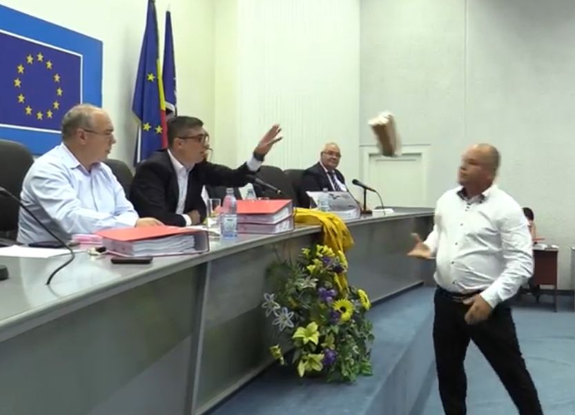 De la cozonac și pelerină a mai fost un pas până la o bătaie între aleșii județeni! Continuă circul în CJ Brăila!