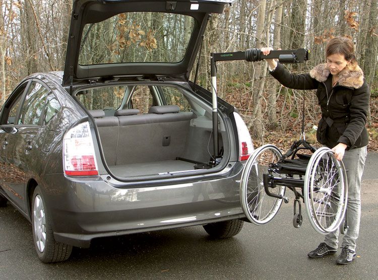 Biletele de călătorie gratuită pentru persoanele cu handicap vor putea fi ridicate și distribuite acestora de ONG-uri