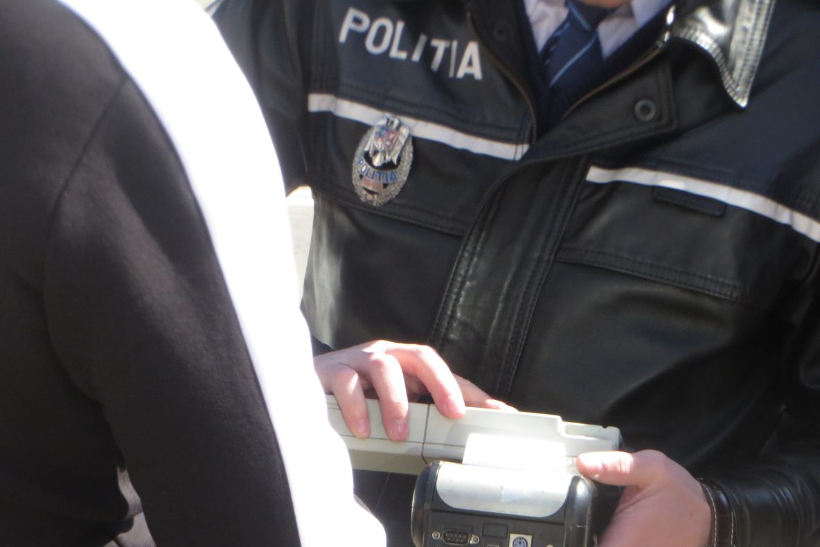 Doi șoferi depistați sub influența alcoolului