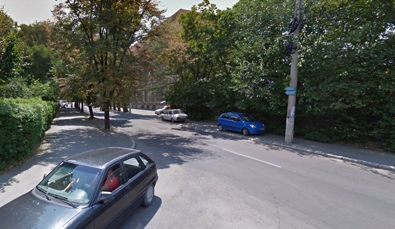 Tancrad a făcut ”buba” în Hipodrom! Muncitorii au decopertat o porțiune de stradă asfaltată anul trecut! Primăria spune că nu va plăti lucrarea!