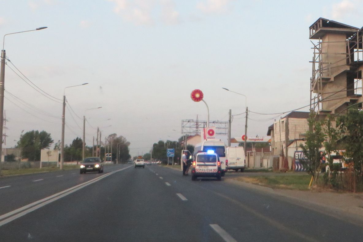 Doi șoferi, aflați sub influența băuturilor alcoolice, au fost opriți în trafic de polițiști!