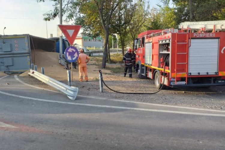 Camion cu cereale răsturnat la sensul giratoriu de la Lacu Sărat