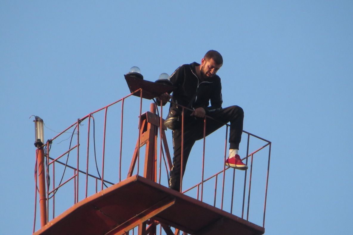 Sportul preferat pentru un brăilean, urcatul pe stâlp și punerea pe jar a autorităților