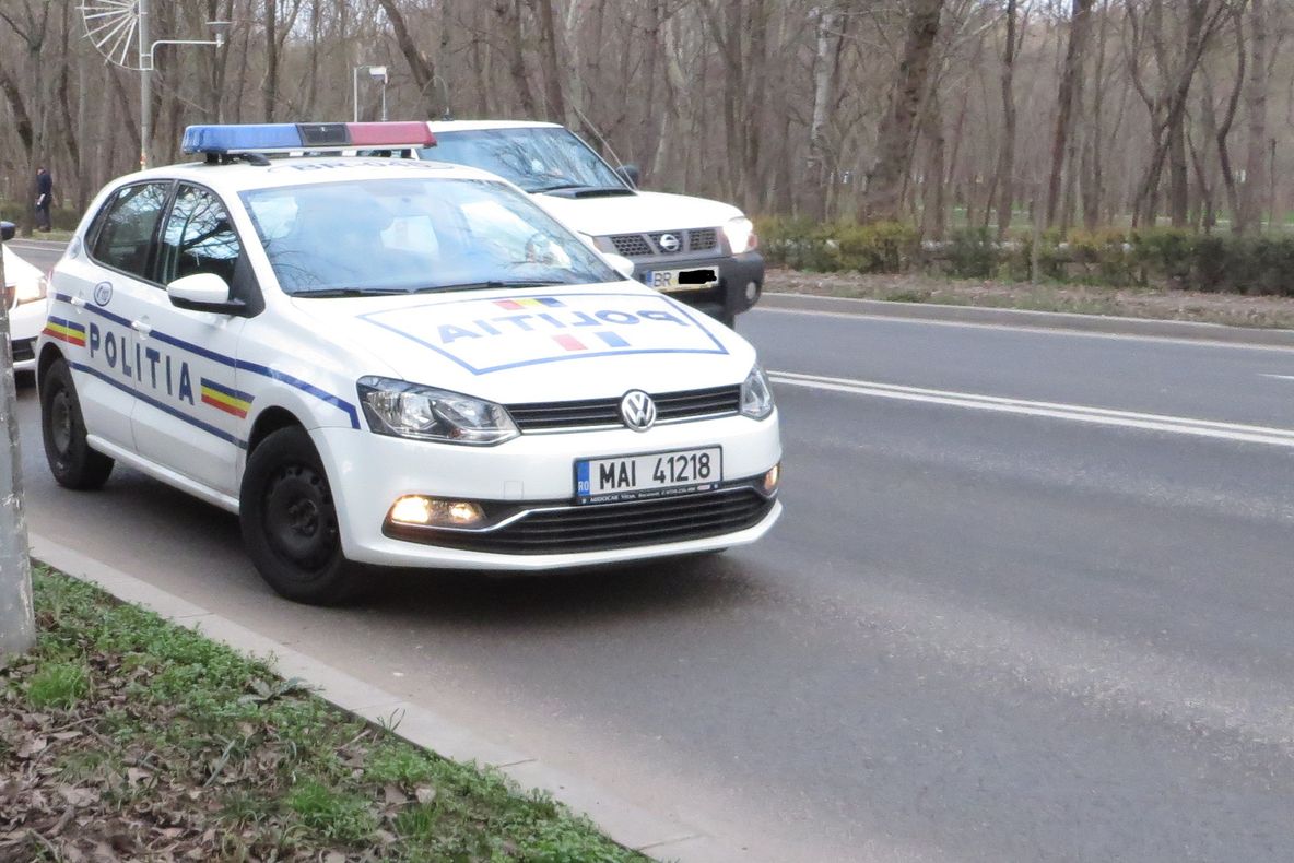 A vrut să întoarcă fără să se asigure și a fost izbit în plin de un alt autoturism