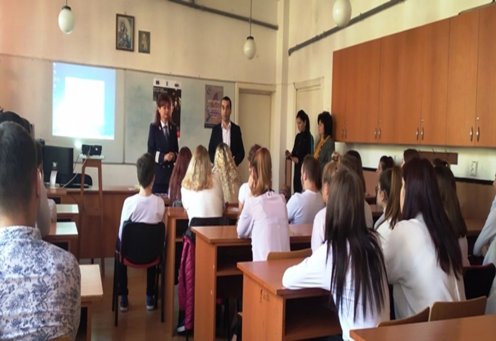 ”Alege-ți cu grijă prietenii din online!”