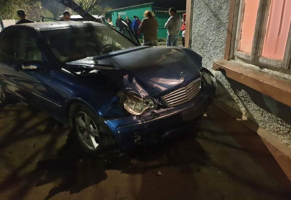 N-a respectat indicatorul ”Cedează Trecerea” și a intrat cu mașina într-un stâlp și apoi în peretele unei case