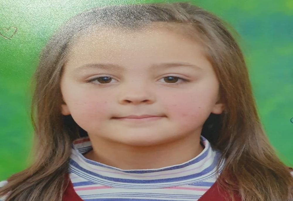 A dispărut o fată în vârstă de 10 ani. Mai multe echipaje de poliție o caută prin municipiu VIDEO