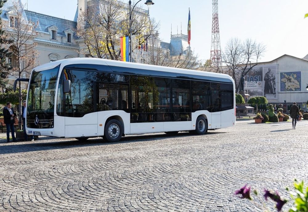 Ieșenii au văzut cum arată autobuzul electric Mercedes, dar nu vor circula cu el - FOTO