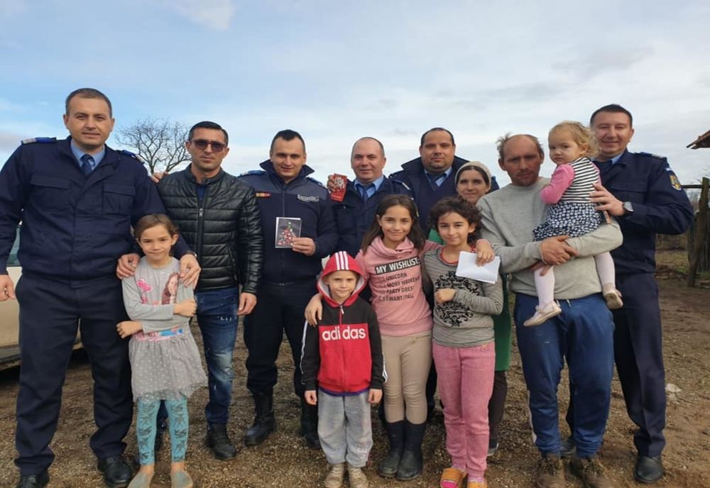 Jandarmii mehedințeni, cu daruri la familiile nevoiașe      