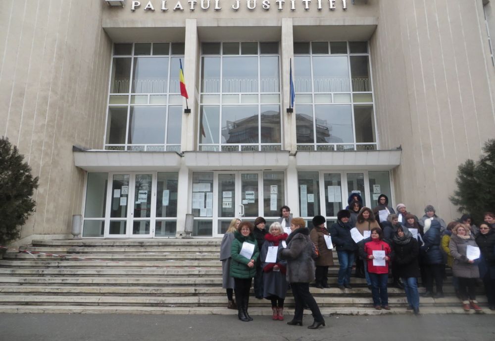 Protest al grefierilor față de iminenta abrogare a dreptului la pensiile de serviciu