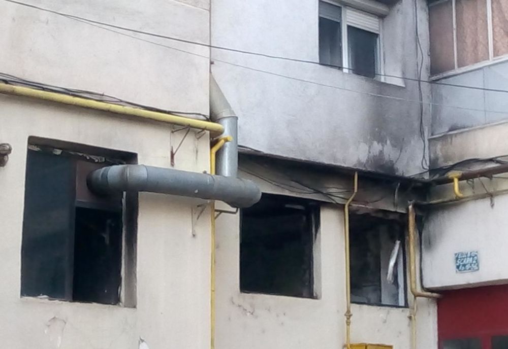 Incendiu la o fabrică de brânză situată la parterul unui bloc