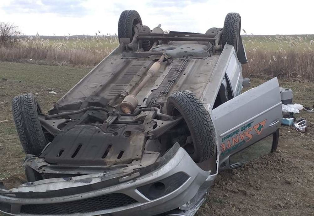 S-a răsturnat cu mașina pe DN 23
