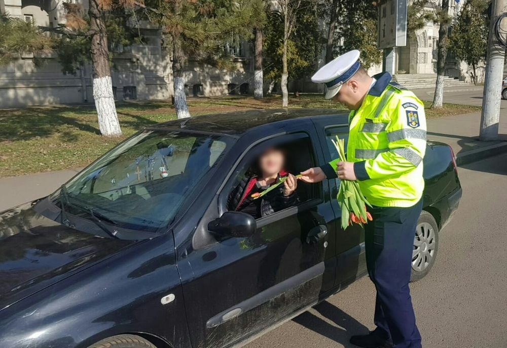 Șoferițele au primit astăzi câte un mărțișor de la polițiștii brăileni