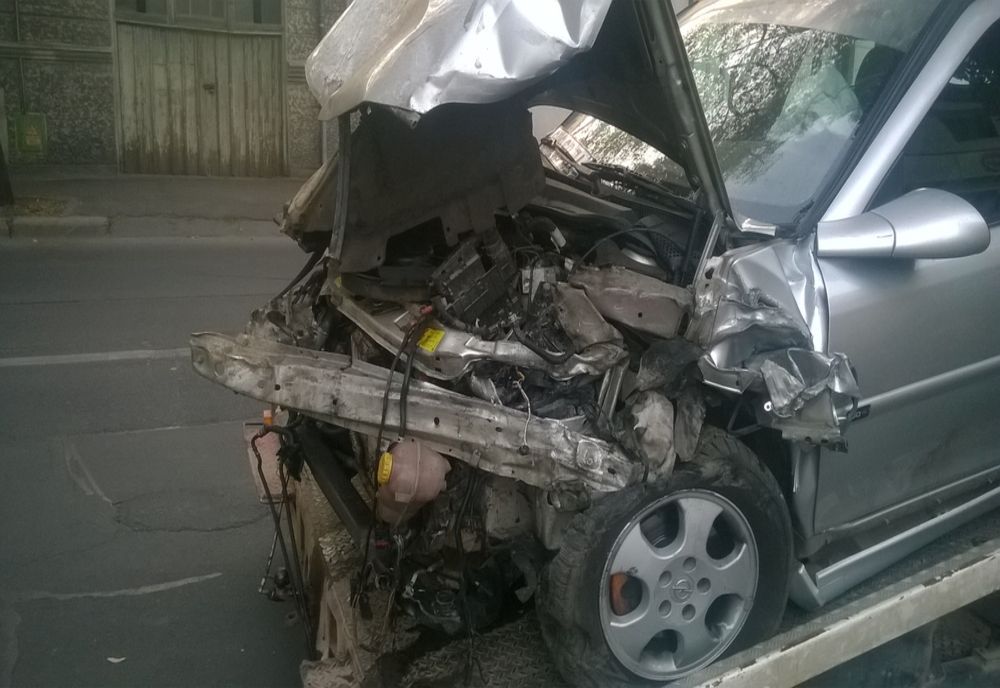 O tânără de 18 ani a provocat un accident cu 4 autovehicule avariate