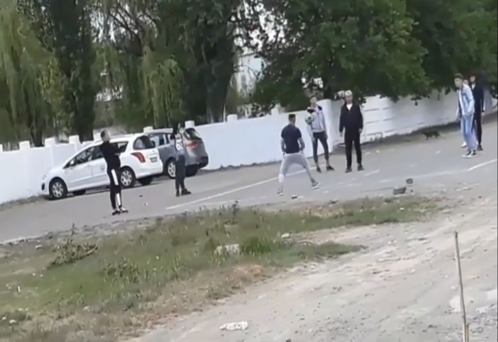 Activități sportive în grup în fața unui cimitir din municipiul Brăila