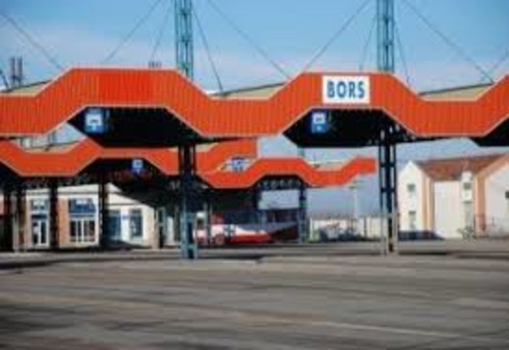 Doi agenți de poliție de frontieră reținuți pentru luare de mită 