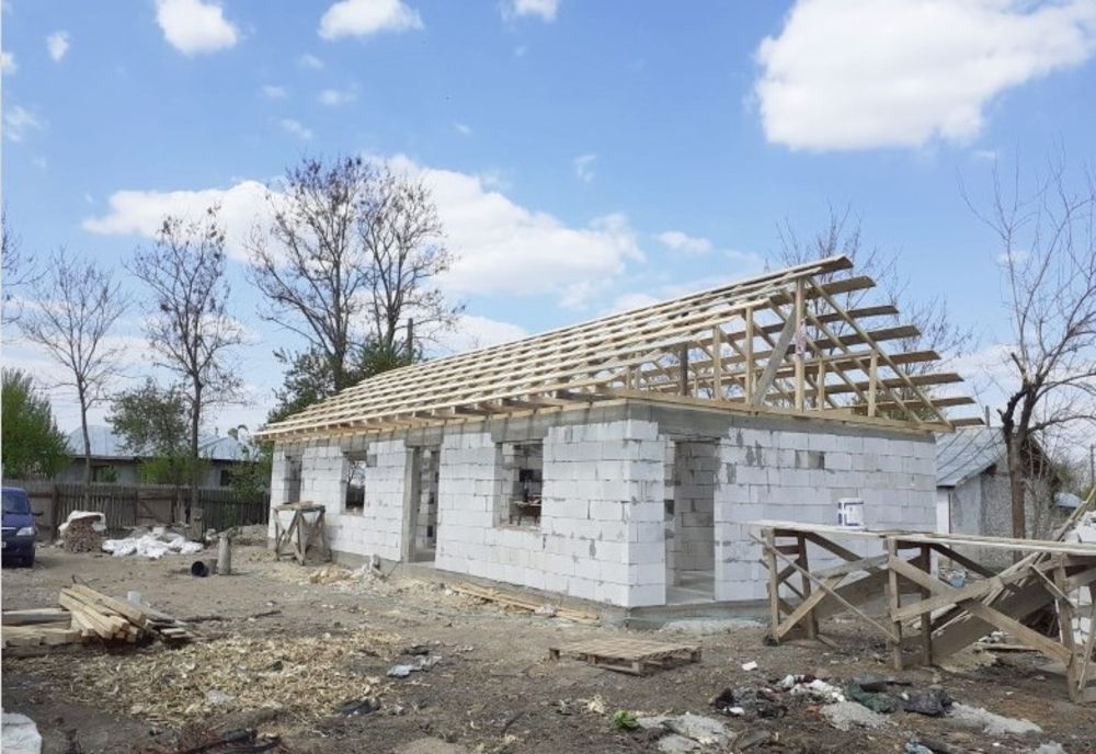 Biserica s-a implicat în construirea unei case pentru o familie cu 7 copii din comuna Tufești