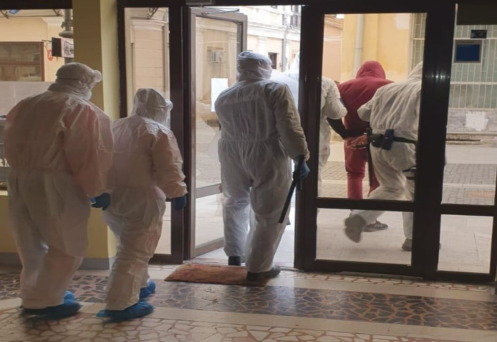 Dus într-un centru de carantină după ce a părăsit locul de izolare la domiciliu și s-a izolat cu o altă persoană