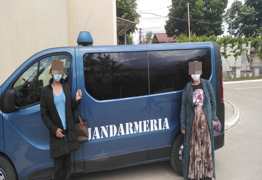 Ghivece de flori ascunse sub fustă