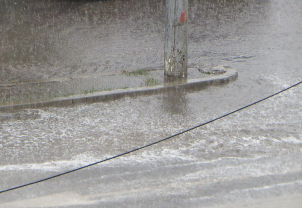 Atenționare meteo de ploi și intensificări ale vântului