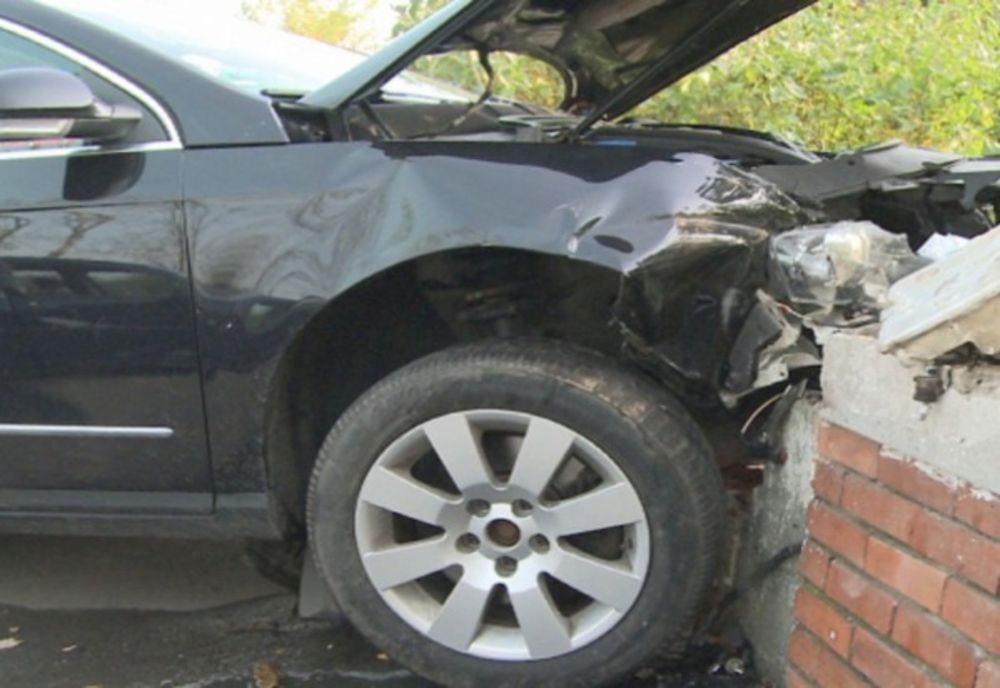 Un bărbat băut a intrat cu mașina în gardul unui imobil