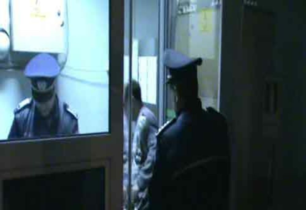 Agent de pază prins de polițiști dormind în post