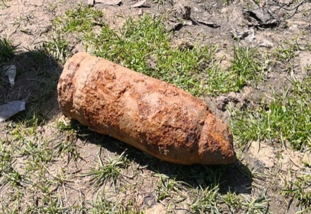 Proiectil neexplodat găsit pe un teren agricol din comuna Măxineni