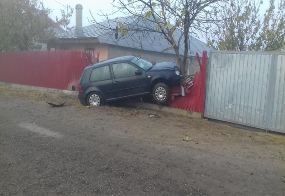 Rupt de beat a intrat cu mașina în gardul unui consătean