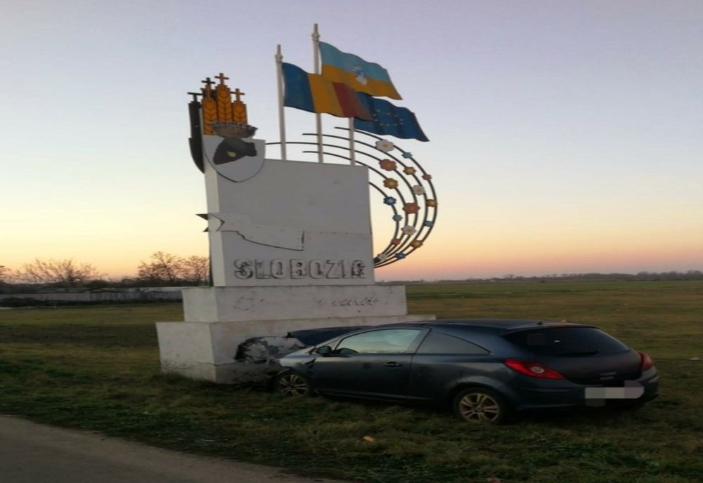 FOTO| A intrat cu mașina în indicatorul de intrare în localitate….“Bun venit în Slobozia!”