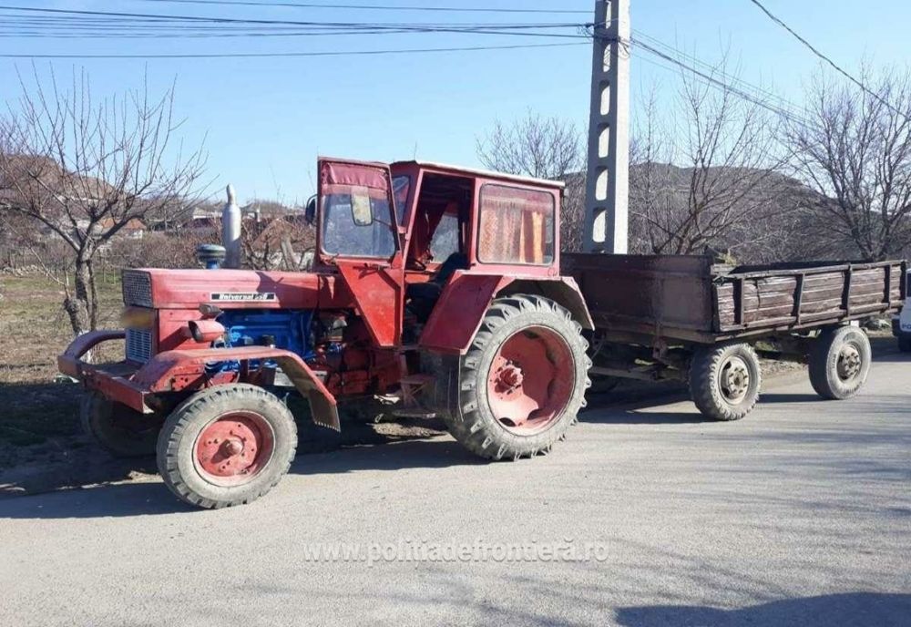 Brăilean cu permis de conducere necorespunzător, depistat conducând un tractor cu remorcă neînmatriculată