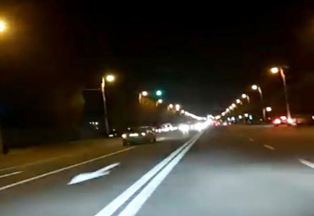 VIDEO| Inconștiență în trafic: Șoferul unui autoturism înmatriculat în Brăila filmat în timp ce conducea pe contrasens pe un bulevard din Constanța