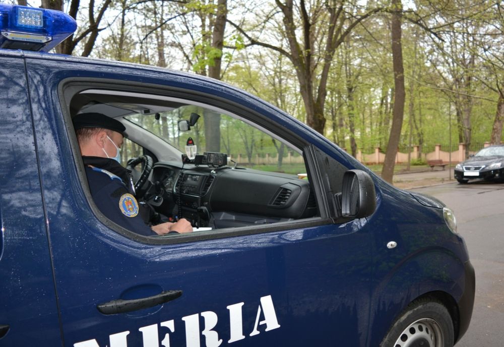 Amendați de jandarmi pentru consumul de alcool pe stradă sau pe la scările de bloc