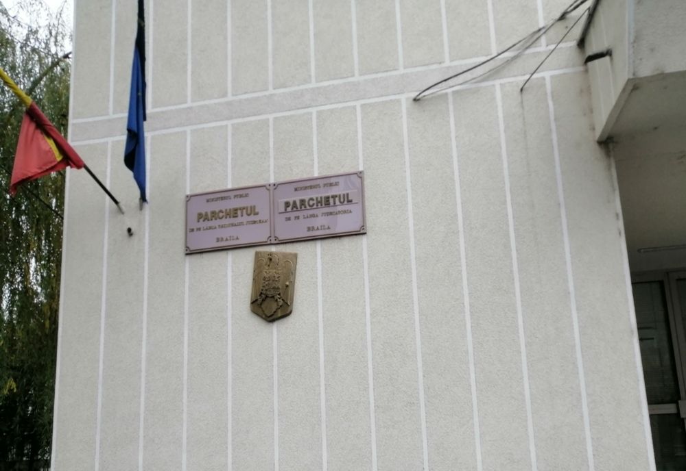 Arest preventiv pentru un brăilean de 18 ani care ar fi sustras mai multe bunuri și carduri bancare din autoturisme parcate pe raza municipiului Brăila