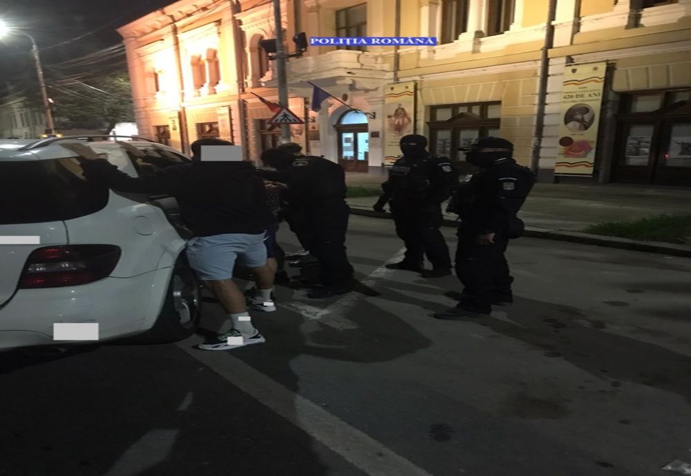 Un cuțit, două cagule și o bâtă tip base-ball găsite de polițiști în mașina unui tânăr de 18 ani