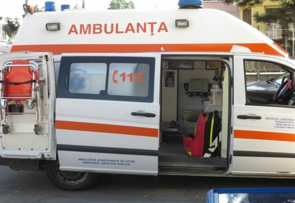 Ambulanță care se deplasa cu pacient spre spital implicată într-o tamponare