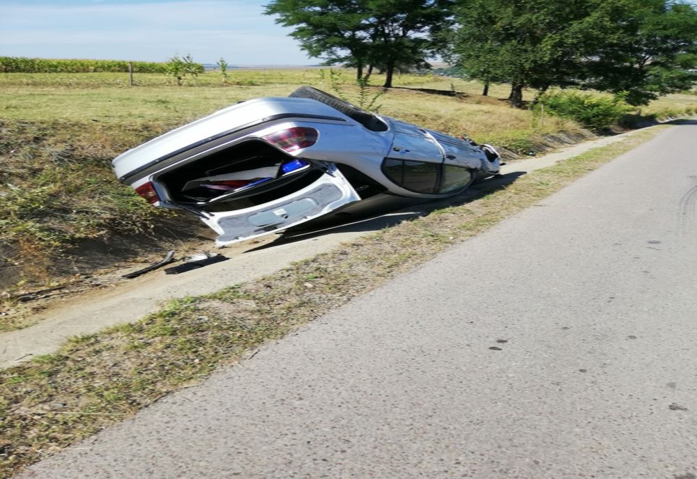 Autoturism răsturnat după un impact cu un autotren