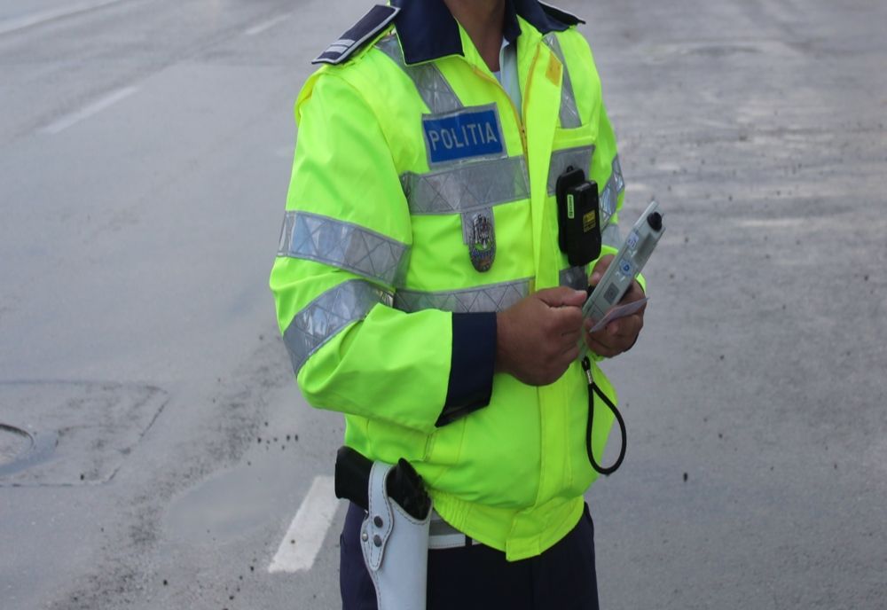 Un tânăr de 30 de ani din Brăila, depistat de poliţişti conducând un autoturism pe DN2E85, în afara localităţii Podgoria, având o alcoolemie de 0,84 mg/l