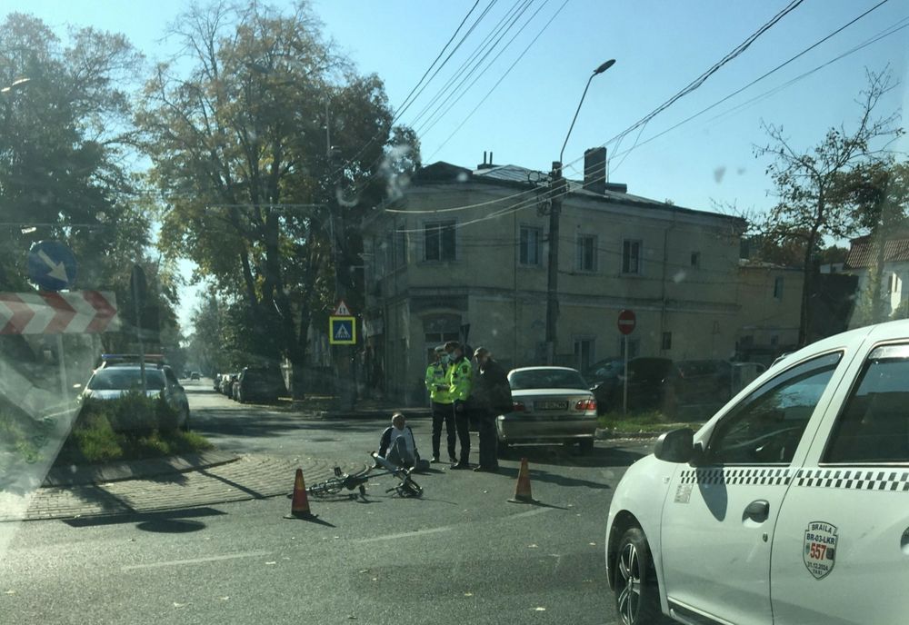 Video: Biciclist accidentat în sensul giratoriu