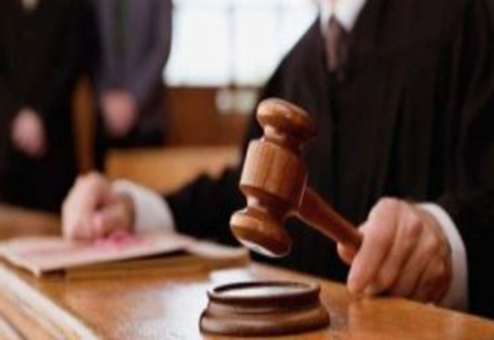 Bunicul condamnat după ce și-a ținut nepotul legat în lanțuri