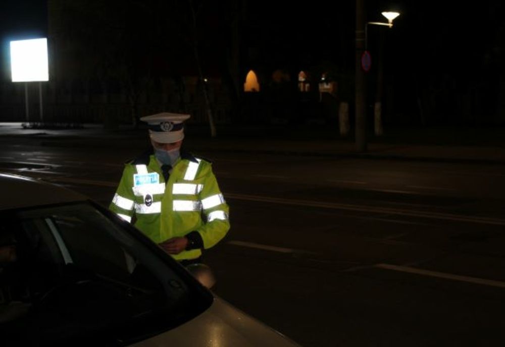 Circula pe contrasens și a dat nas în nas cu polițiștii