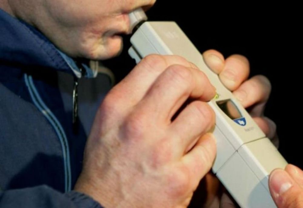 Băut bine, un șofer din Brăila a adormit la volanul unei autoutilitare și a intrat într-un transformator electric, în județul Suceava