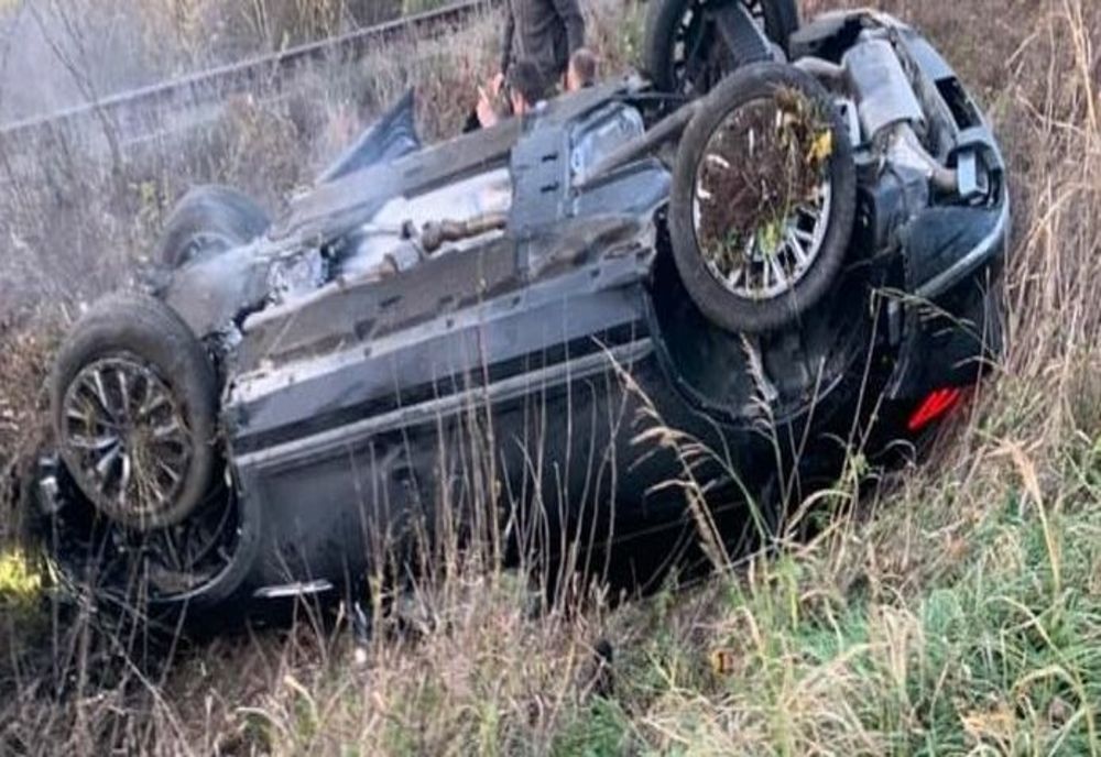 Un șofer băut s-a răsturnat cu mașina în afara părții carosabile