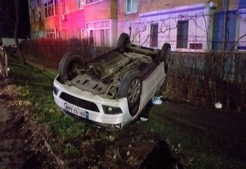 Taxi răsturnat pe șoseaua Baldovinești în apropiere de Bulevardul Dorobanților