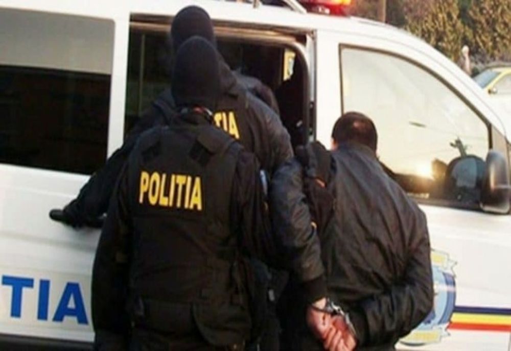 Săltați de la domiciliu de polițiști pentru executarea unor pedepse cu închisoarea pentru furt și furt calificat