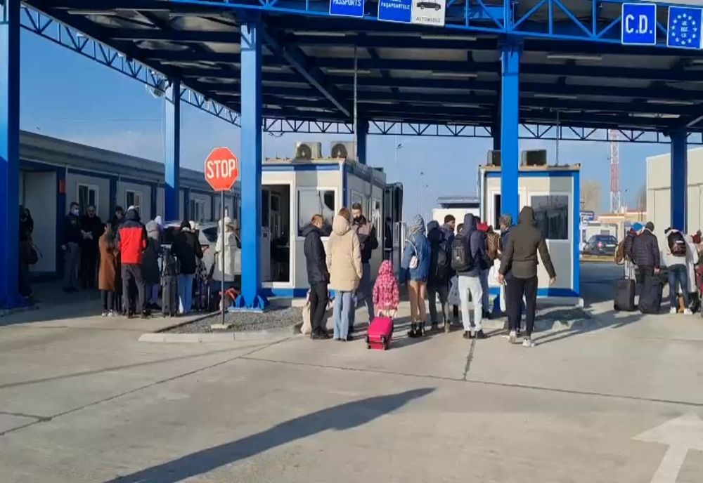 Aproape 9.000 de cetăţeni ucraineni au intrat vineri în România