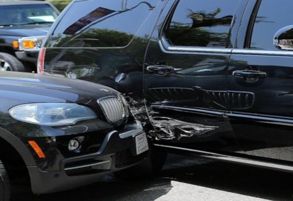 În urma unor tamponări în lanț, un șofer de 72 de ani, a cărui mașină a fost lovită din spate, s-a ales cu dosar penal pentru că era băut