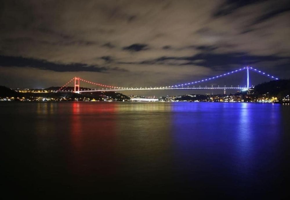 Podul a fost luminat și azi noapte. Informația privind stingerea luminilor a fost una falsă, nefiind vorba despre o întrerupere a iluminatului