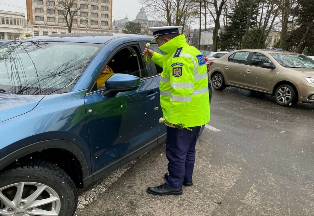 Mărțișoare, flori și zâmbete, oferite de polițiștii brăileni doamnelor și domnișoarelor